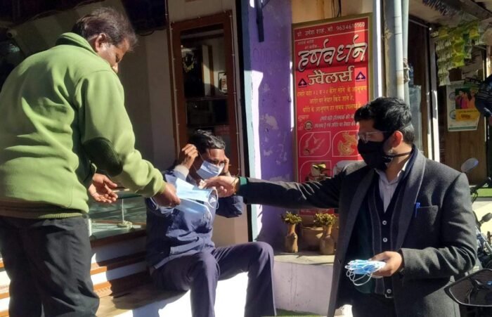 प्रशासन और पुलिस ने गोपेश्वर में चलाया जागरुकता अभियान, लोगों से मास्क पहनने का किया आह्वान