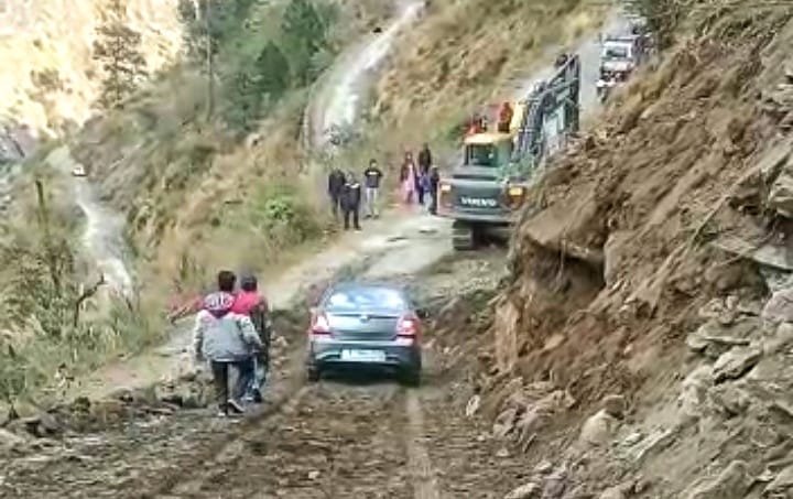 तीन दिन बाद हेलंग-उर्गम सड़क पर वाहनों की आवाजाही हुई शुरु