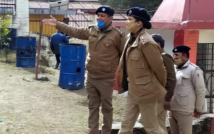 पुलिस अधीक्षक ने किया चमोली कोतवाली का औचक निरीक्षण