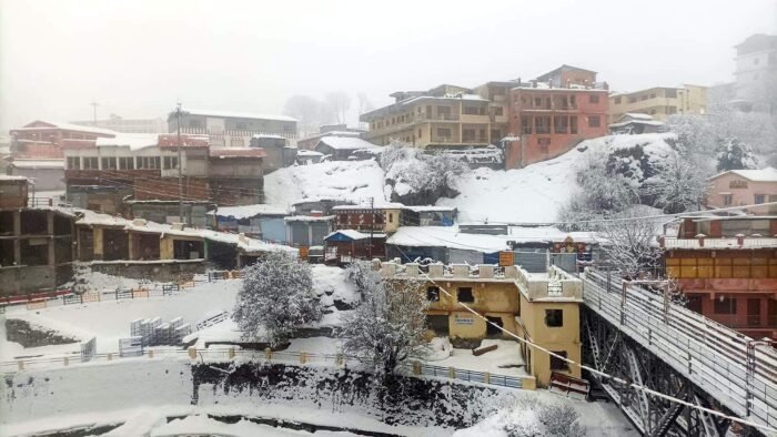 चमोली जिले में दूसरे भी नहीं थमा बर्फवारी और बारिश का सिलसिला