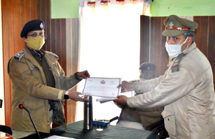 थानाध्यक्ष पोखरी व जवान चुने गये मैन ऑफ द मंथ, एसपी ने किया सम्मानित