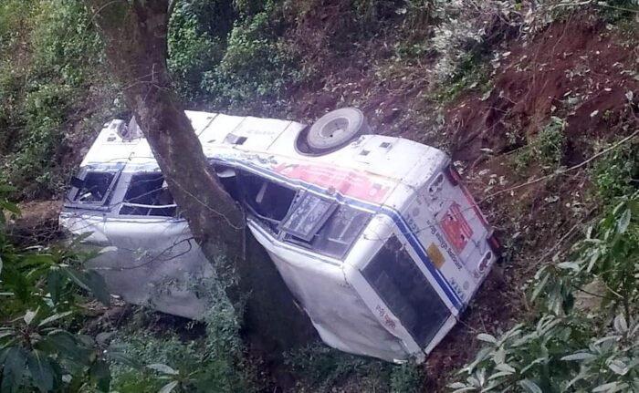 गैरसैंण में उत्तराखंड परिवहन की बस हुई दुर्घटनाग्रस्त