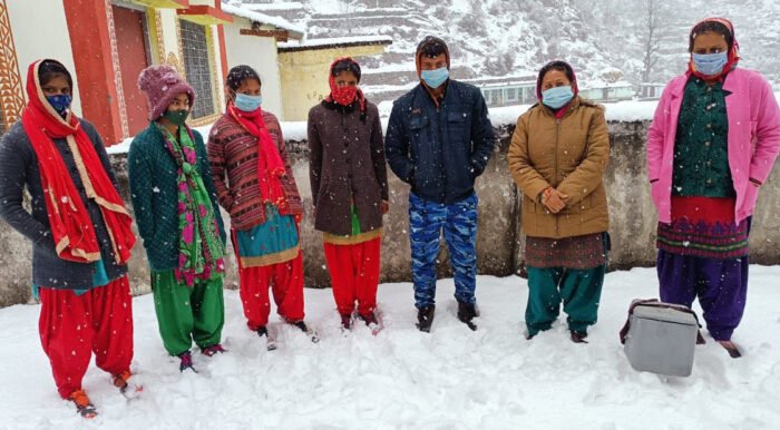 कोरोना टीककारण के लिये बर्फ से ढके डुमक गांव पहुंची स्वास्थ्य विभाग की टीम