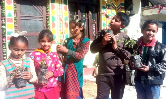 युवा दिवस पर जनदेश की बाल पंचायत ने किया पौधरोपण