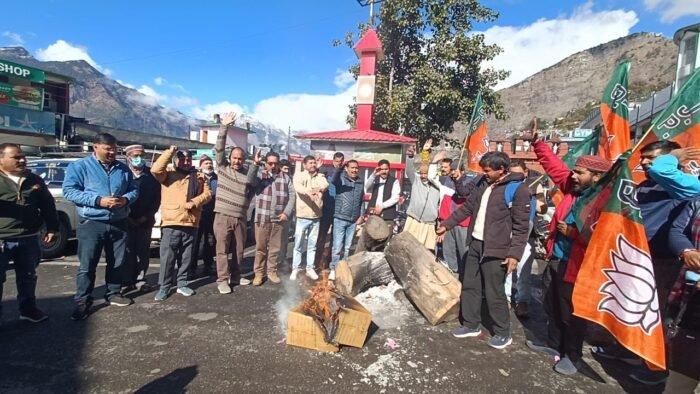 चमोली में भाजपा कार्यकर्ताओं ने फूंका पंजाब सरकार का पुतला