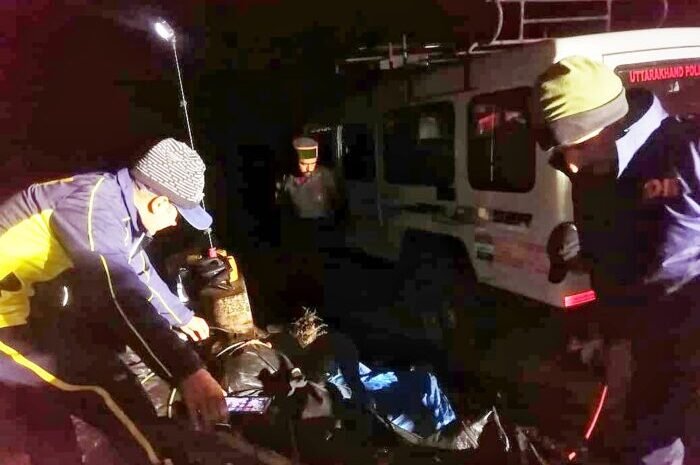 कार दुर्घटनाग्रस्त, 2 की मौत, 1 घायल