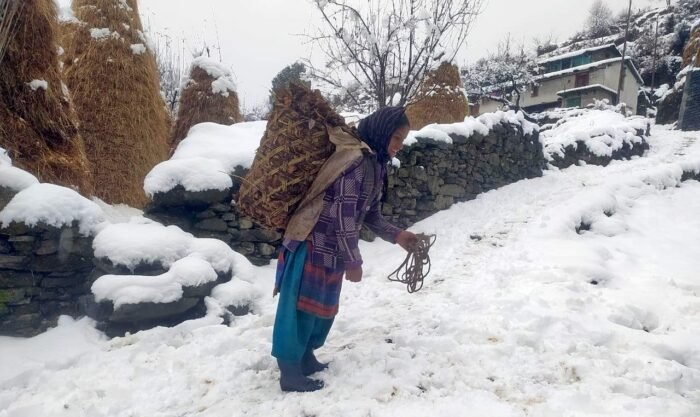 चमोली जिले में बर्फ से ढके 120 गांव, ग्रामीण की मुसीबतें बढी