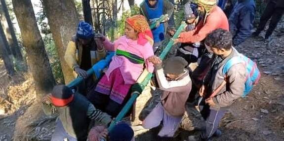 प्राणमती के ग्रामीणों ने कंधों में ढोकर गर्भवती को पहुंचाया चिकित्सालय