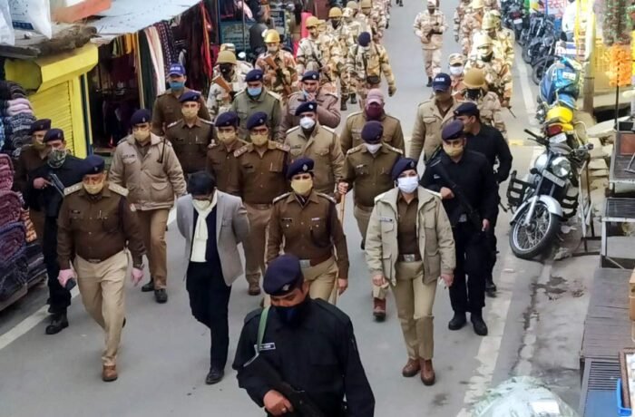 निष्पक्ष और शांतिपूर्ण चुनाव के लिये पुलिस, पीएसी और आईटीबीपी ने किया फ्लैग मार्च
