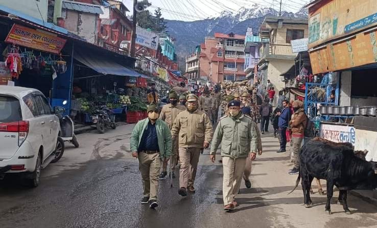निर्भीक और निष्पक्ष मतदान के लिये पुलिस ने जोशीमठ में किया फ्लैग मार्च