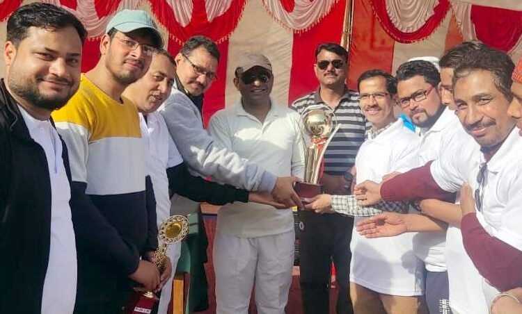 पुलिस एकादश की टीम ने 6 विकेट से जीता क्रिकेट मैच, पत्रकार हिमांशु चुने गये मैन ऑफ द मैच