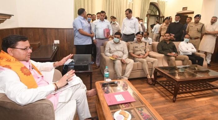 सीएम ने की हरिद्वार जिले के विकास कार्यों की समीक्षा