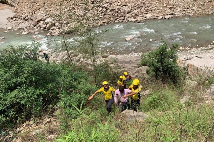 वाहन दुर्घटना में 6 लोग हुए घायल