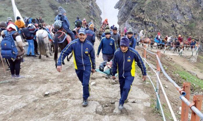केदारनाथ पैदल यात्रा मार्ग पर खाई में गिरी महिला, बालबाल बची