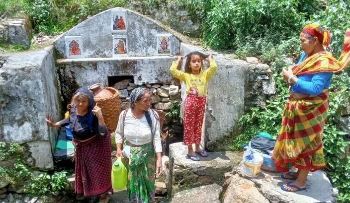 ग्रामीण दो किमी की दूरी से पानी ढोकर रहे रोजमर्रा के काम