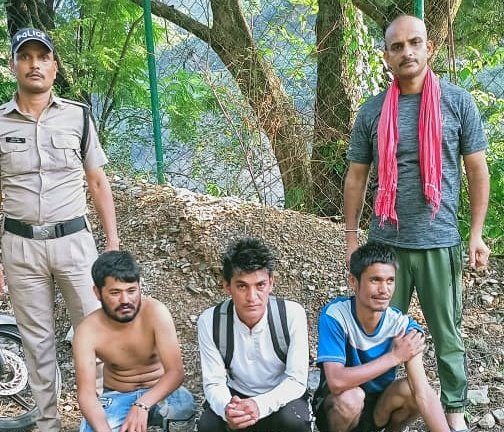 नदी में फंसे युवक के लिये देवदूत साबित हुई पुलिस