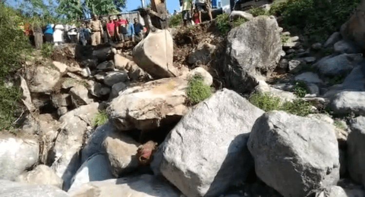 पहाड़ी से आये बोल्डर की चपेट में आने से युवक की मौत