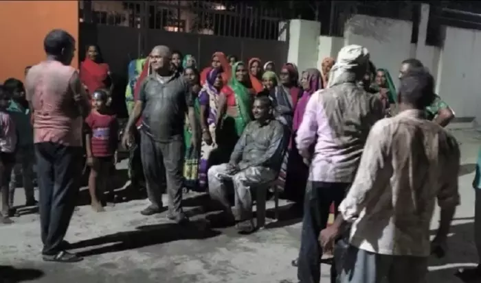 गांव की महिलाओं ने विधायक को कीचड़ से नहलाया