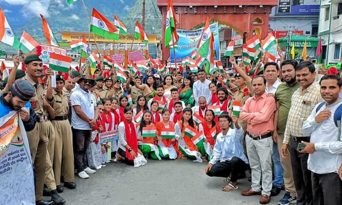 छात्र-छात्राओं ने गोपेश्वर में निकाली तिरंगा शोभा यात्रा